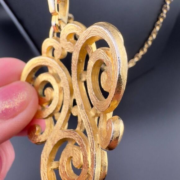 Vintage Crown TRIFARI Gold toneTwo Strand Chain Link Swirl Pendant Necklace - Picture 6 of 7